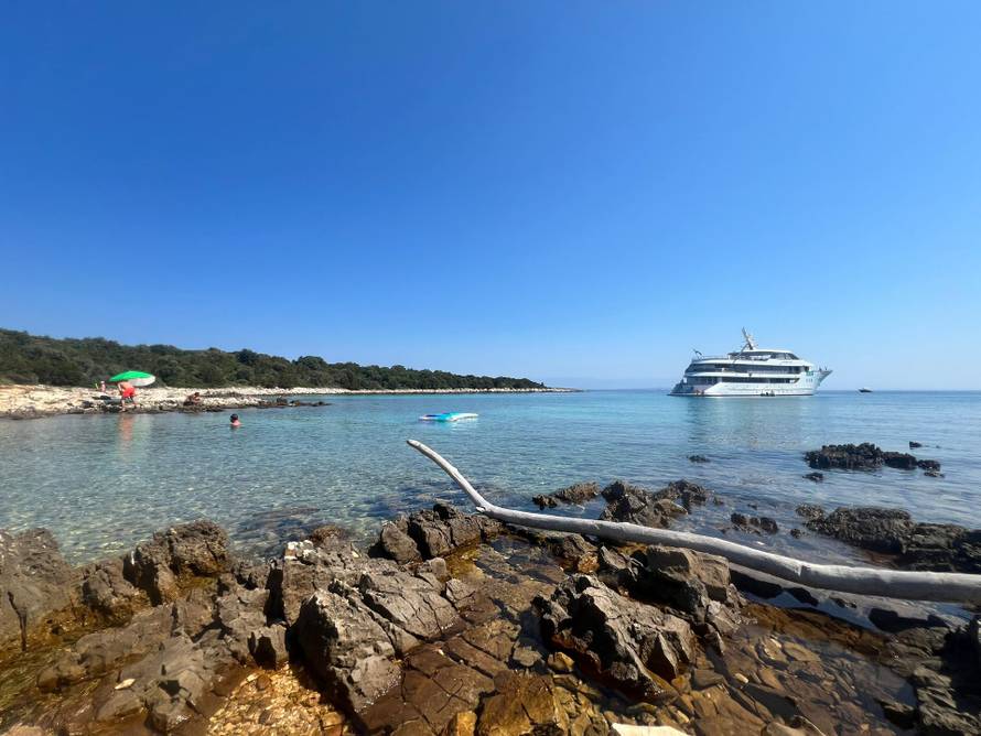 Nevjerojatne scene s Molata: 'Dobro da kruzer nisu privezali u plićak. Pa ovo je sramotno!'