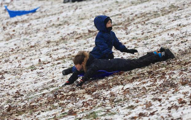 Zagreb: Maksimir, jedno od omiljenih mjesta za sanjkanje, grudanje ili šetnju po snijegu