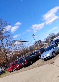 VIDEO Jak vjetar na Jarunu: U zrak odnijelo i veslački čamac koji se zatim zabio u automobil