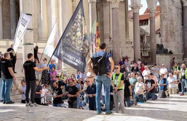 Split: Molitva krunice na Peristilu