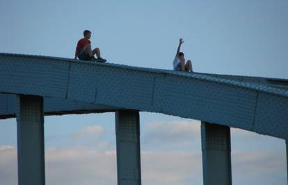 Trojica dječaka hrabrost testirala na vrhu mosta