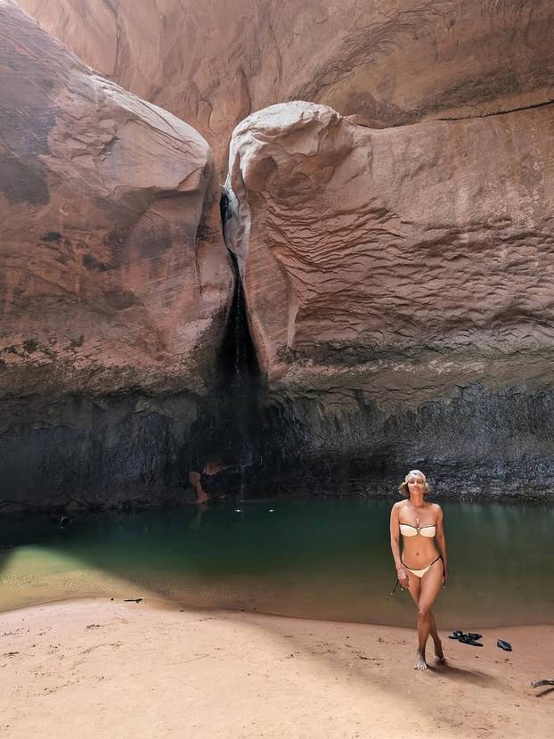 FOTO Grudnjaci su precijenjeni: Halle Berry pokazala dekolte u zavodljivoj satenskoj haljinici