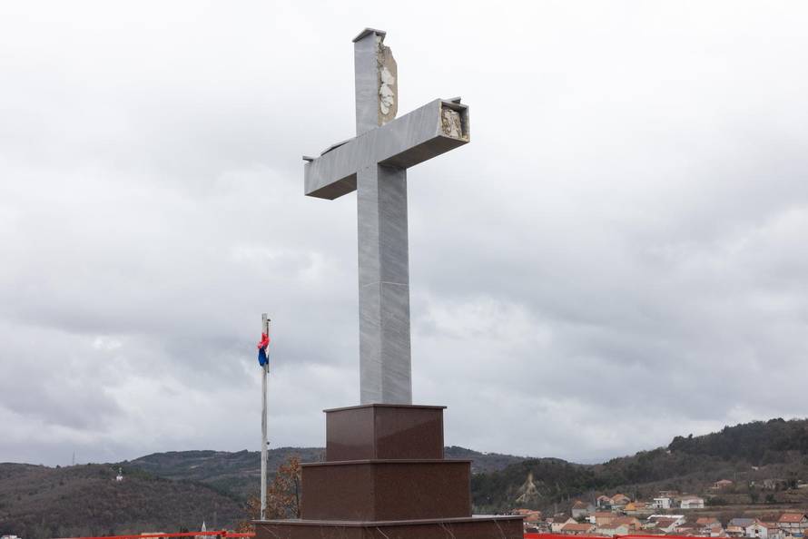 Trilj: Uslijed udara groma oštećen križ na lokalitetu Bila Glavica