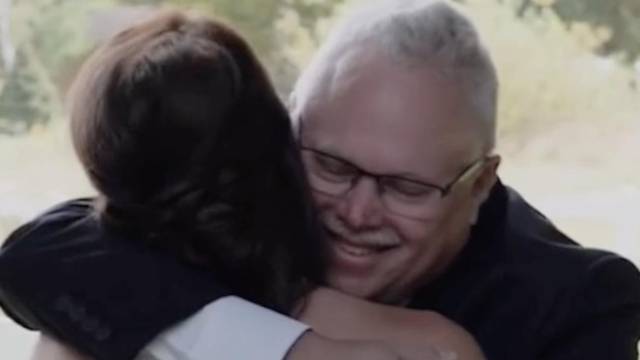 Gluhi otac nije mogao zadržati emocije nakon što je prvi puta vidio svoju kćer u vjenčanici