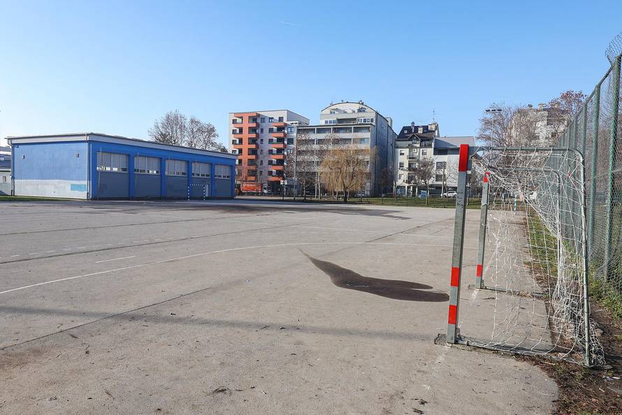 Ošte´ceno igralište OŠ Julija Klovi´ca nakon eksplozije pirotehnicke naprave