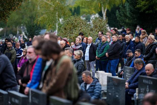 Sarajevo: Posljednji ispraćaj Halida Bešlića na gradskom groblju Bare