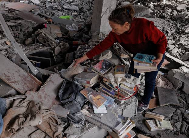 People return home to collect belongings in Sidon