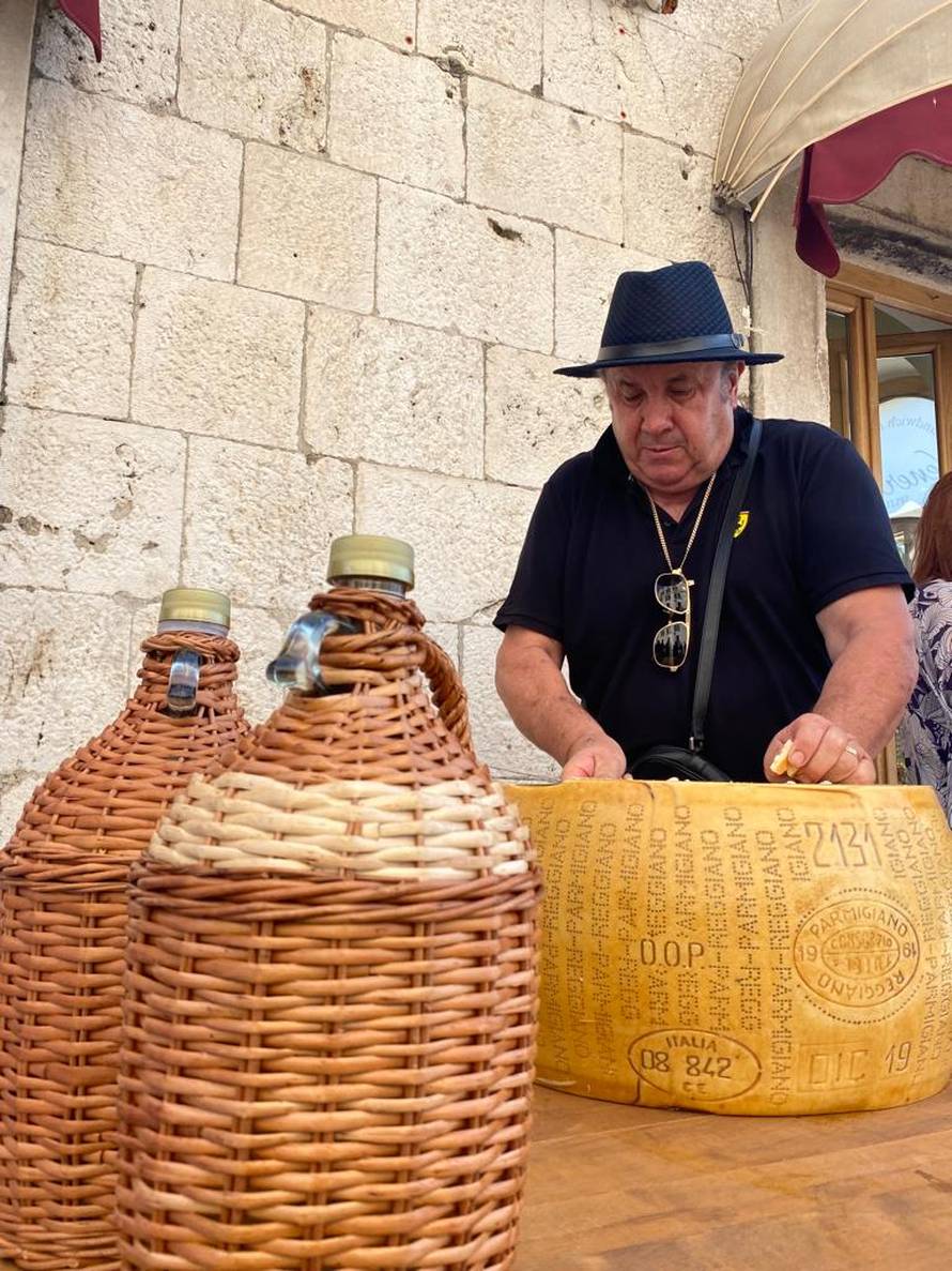 Kerum se za skupljanje potpisa 'okitio' skupim markama, rezao  sir u tenisicama od 4400 kuna