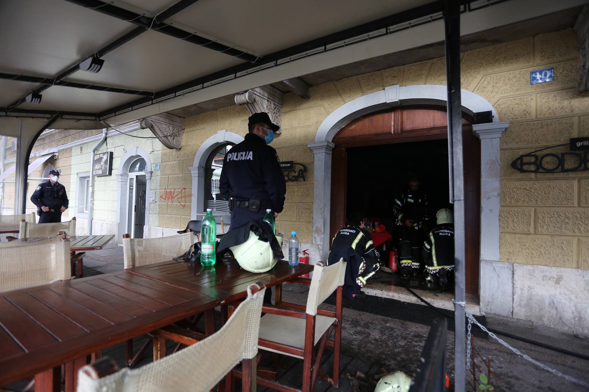 Ugašen požar na dimnjaku: Dim je probio u restoran u prizemlju!
