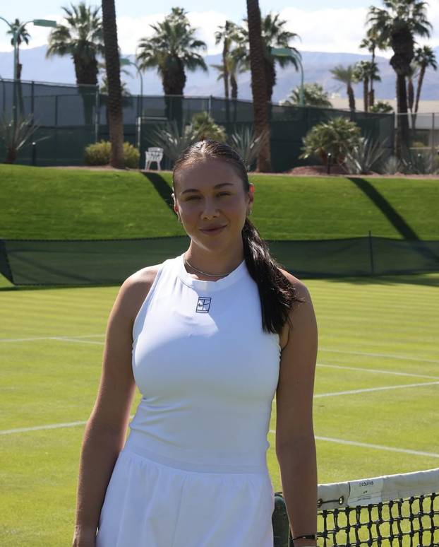 FOTO Kritizirali je zbog grudi. Povukla se, vratila pa rasturila