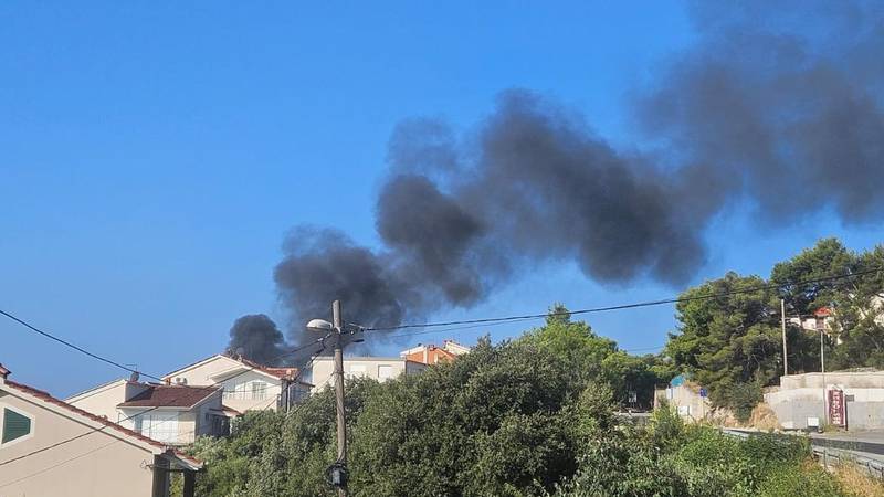 VIDEO U požaru kraj Trogira potpuno su izgorjela tri vozila