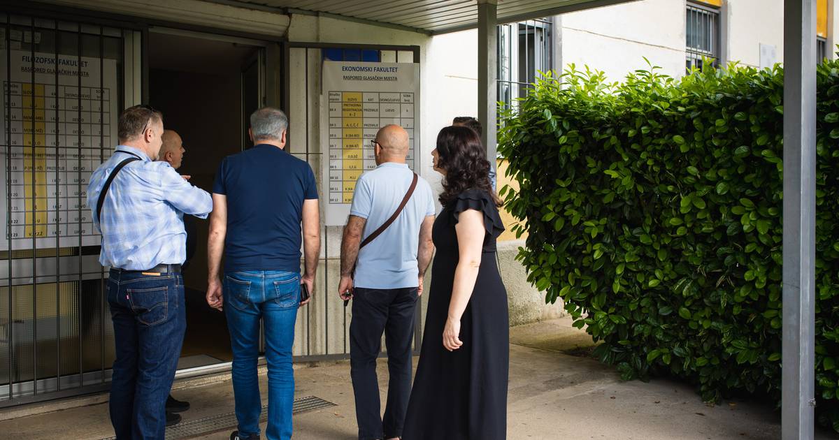 First voters cast their ballots in EU Parliament elections: All polling stations remain open with no signs of overcrowding.
