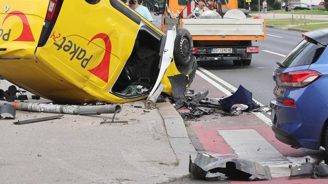 Zagreb: Težak sudar kod HNK, poštanski kombi završio na krovu