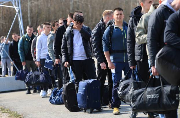 Ministar Anušić i general Kundid na prvom danu TVO-a na Slunju