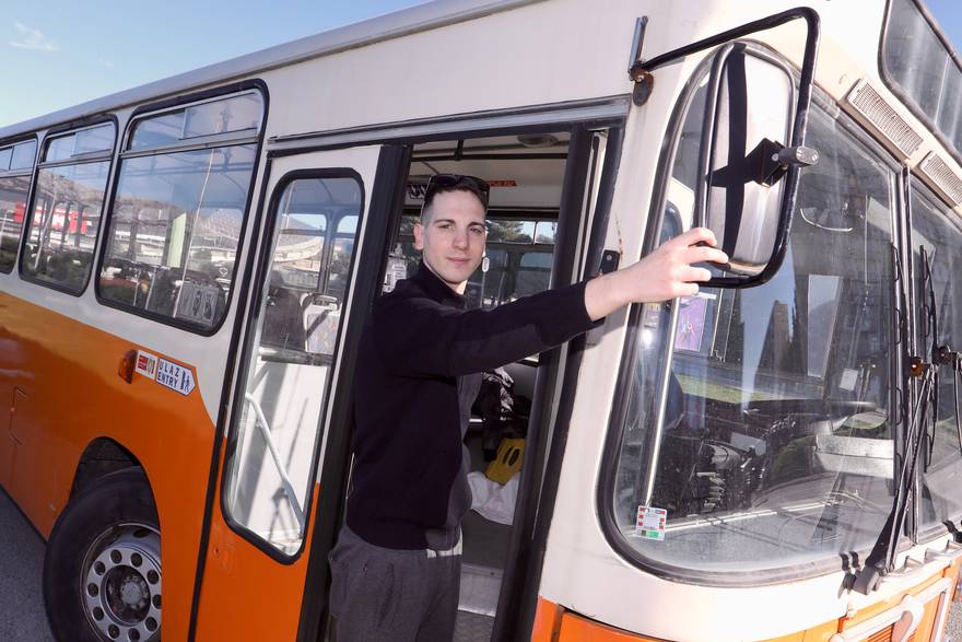 Josip Matulić kupio je oldtimer autobus