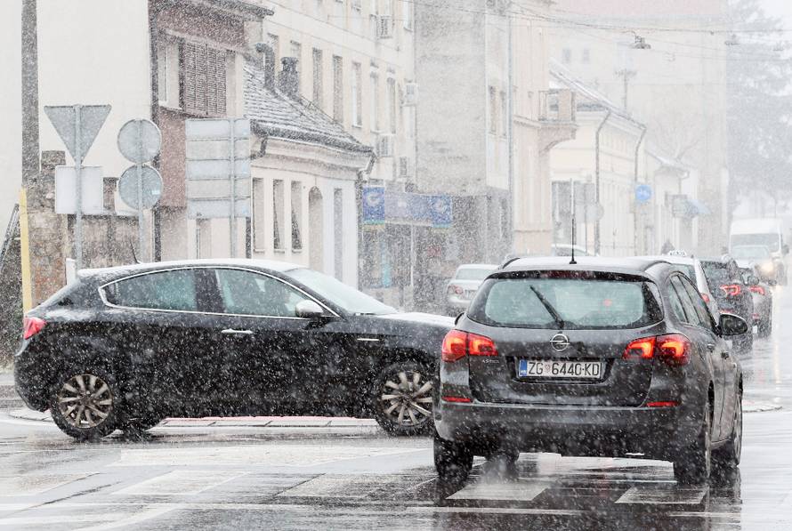 Gusti snijeg pada u Sisku