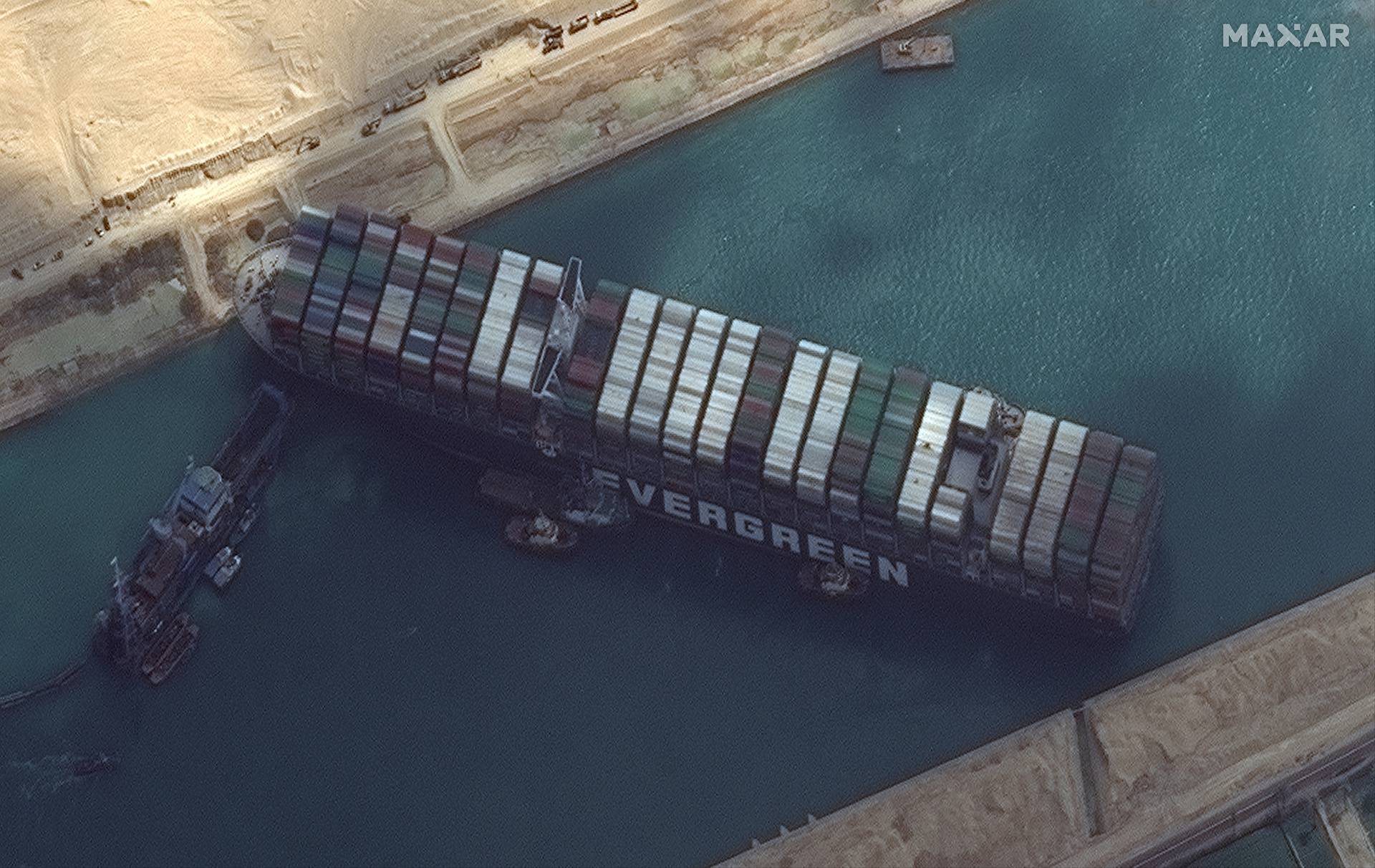 Spas za blokirani Suez stiže za vikend? Čeka se plima koja bi mogla podići i izvući  veliki brod