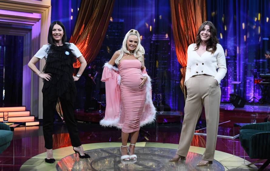 Maja je zaboravila grudnjak? Skakutala u šlafroku s perjem