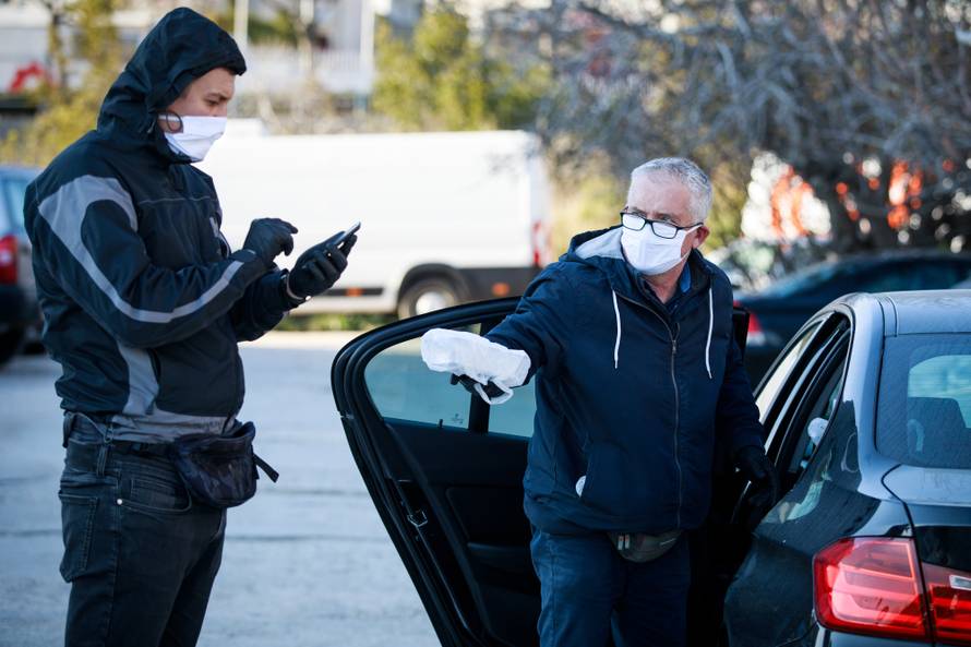 Hrvatska je puna dobrih ljudi:  Poklanjaju kruh i donose ručak!
