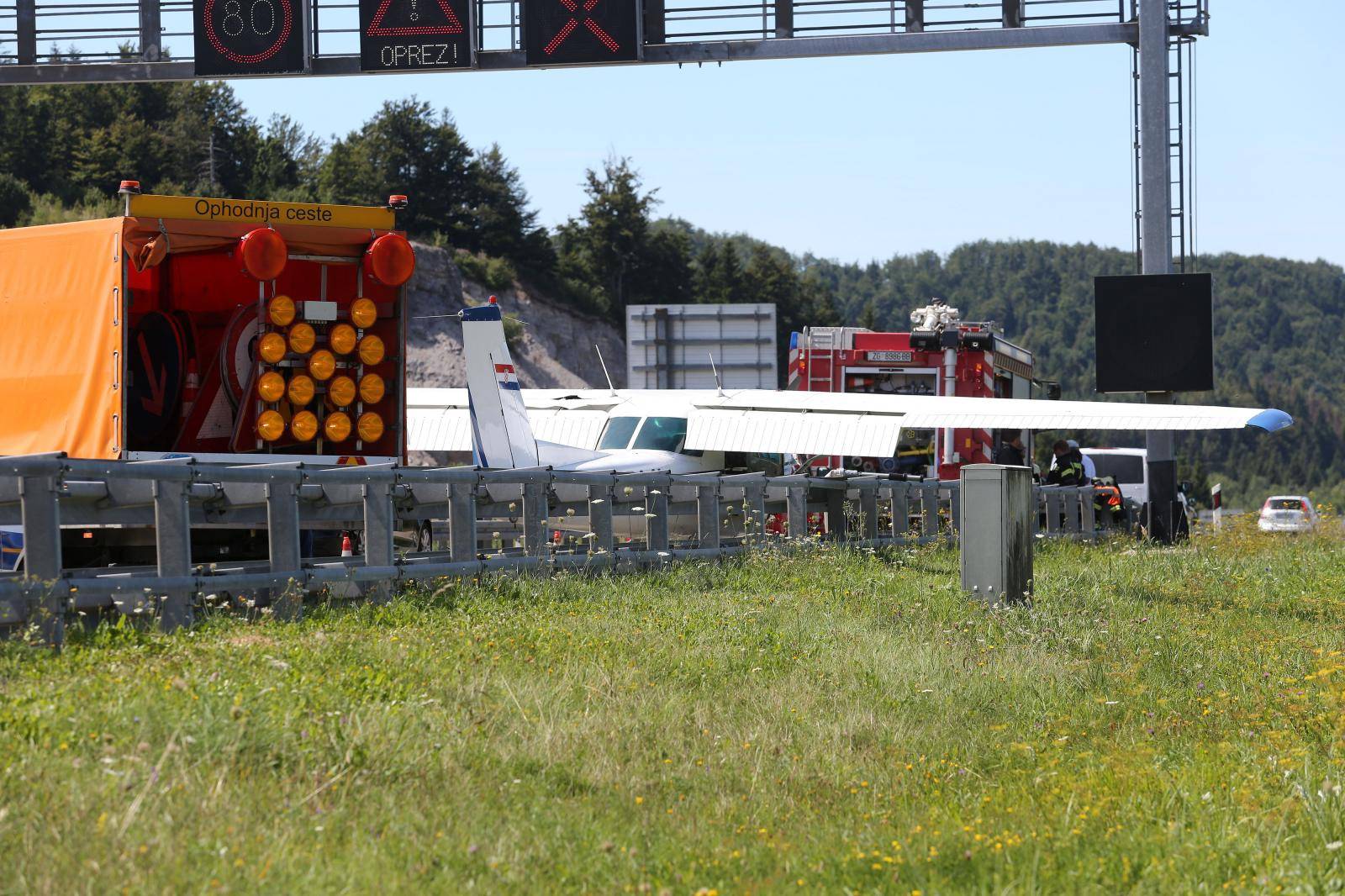 Avion sletio na autocestu: 'On pada, pada. Što je ovo?! Koči!'