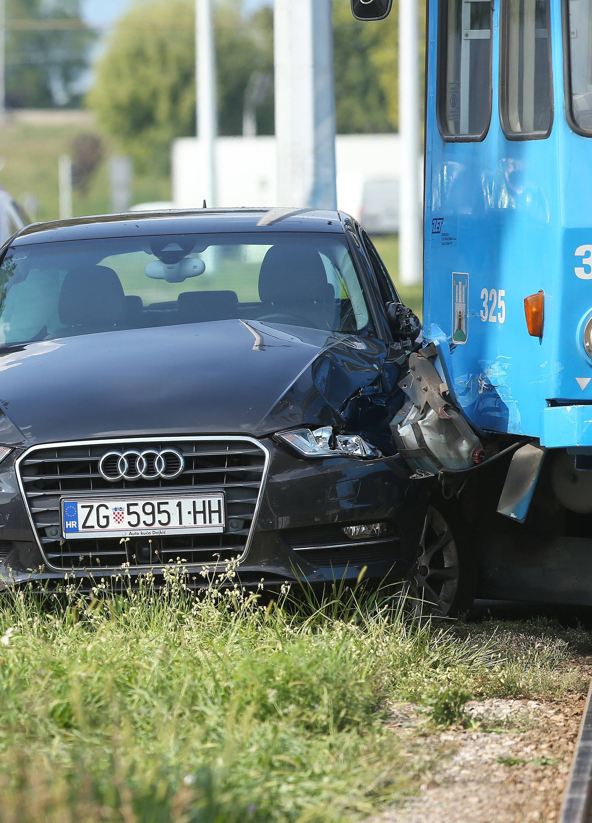 Auto i tramvaj sudarili su se u Zagrebu: 'Audi je skroz skršen'