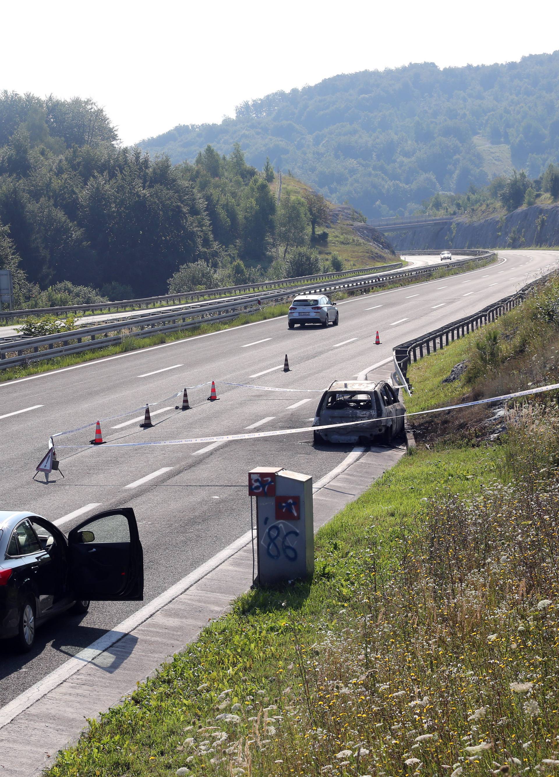 Vrbovsko: Na autocesti planuo automobil, izgorjela osoba