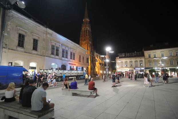 Osijek: Rock bend Echoes zabavljao Osječane na prvom pokretnom koncertu