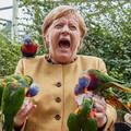 FOTO Merkel ugrizla ptica. Izlet u zoološki vrt završio vriskom