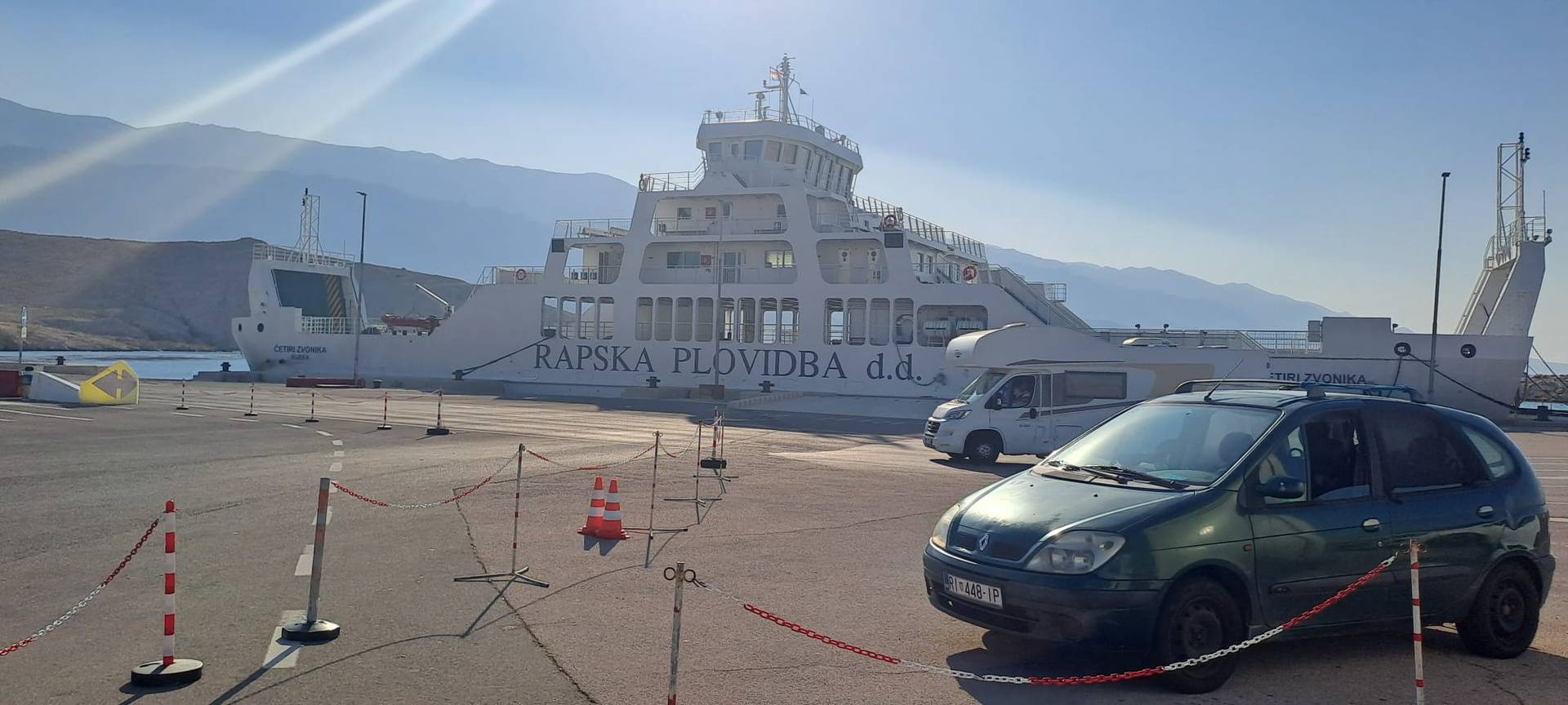 FOTO Trajektu Rapske plovidbe pukla sajla: 'Nema ozlijeđenih, putnike je na kopno vozio drugi'