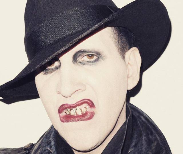 Nakon mjesec dana bijega će se predati policiji: Marilyn Manson optužen je za pljuvanje po ženi