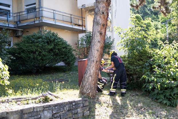 
Zagreb: Pukla cijev, voda prodrla u bolnički podrum u Rockefellerovoj