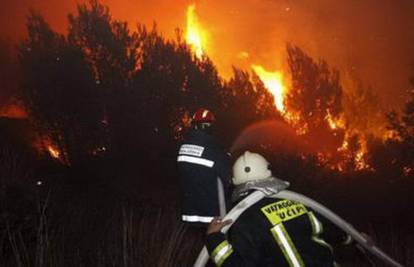 Požar kod Tučepa stavljen pod nadzor, vatra prijetila kućama