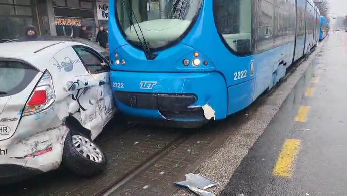 VIDEO Krš i lom kod Maksimira: Sudarili se tramvaj i automobil, jedan čovjek je ozlijeđen