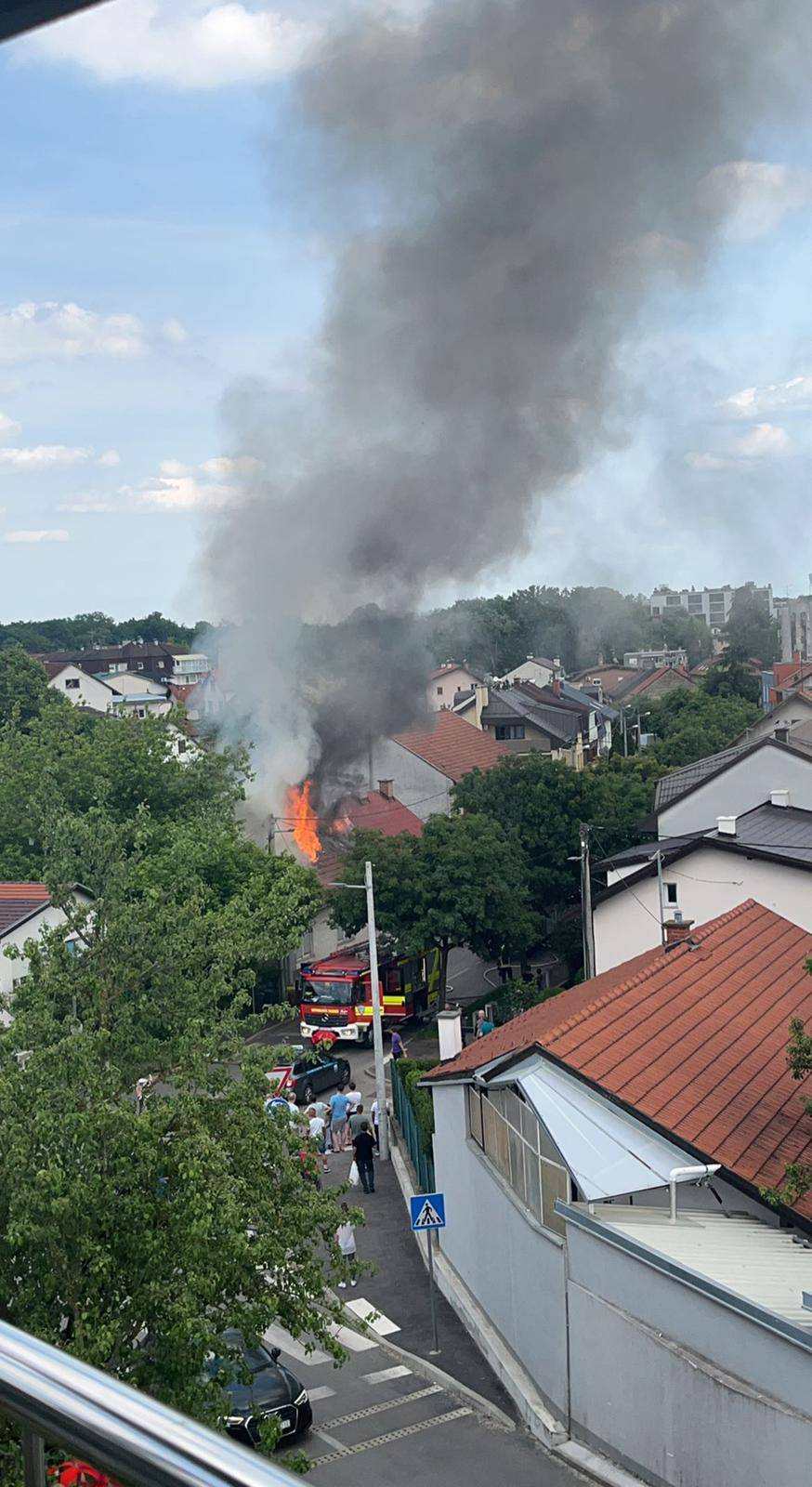 VIDEO Požar kuće u Zagrebu, na terenu vatrogasci: 'Vidio sam dim, zapalio im se i krov kuće'