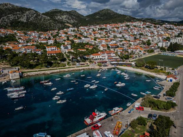 Fotografije iz zraka onečišćenja mora na Hvaru