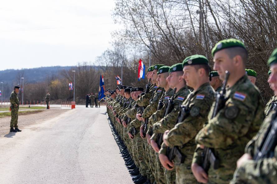 Svečana prisega ročnika na temeljnom vojnom osposobljavanju u Slunju