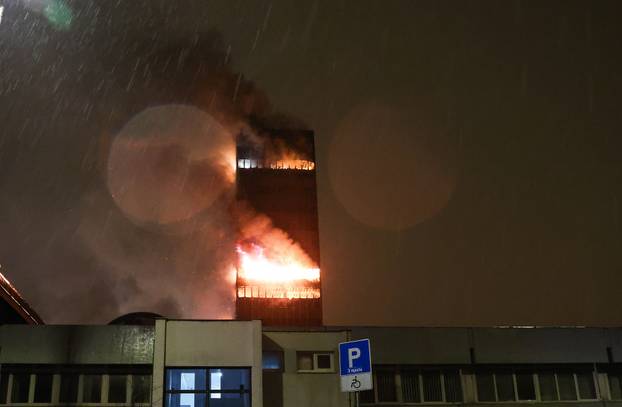Zagreb: Pozar u Vjesnikovom neboderu