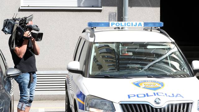 Zagreb: Policija ispred zgrade stana Slaviše Penave, osumnjičenog za korupciju u Poreznoj upravi 