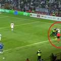 VIDEO Navijač u Zenici upao na travnjak i nasrnuo na Ronalda! Portugal utrpao pet do predaha