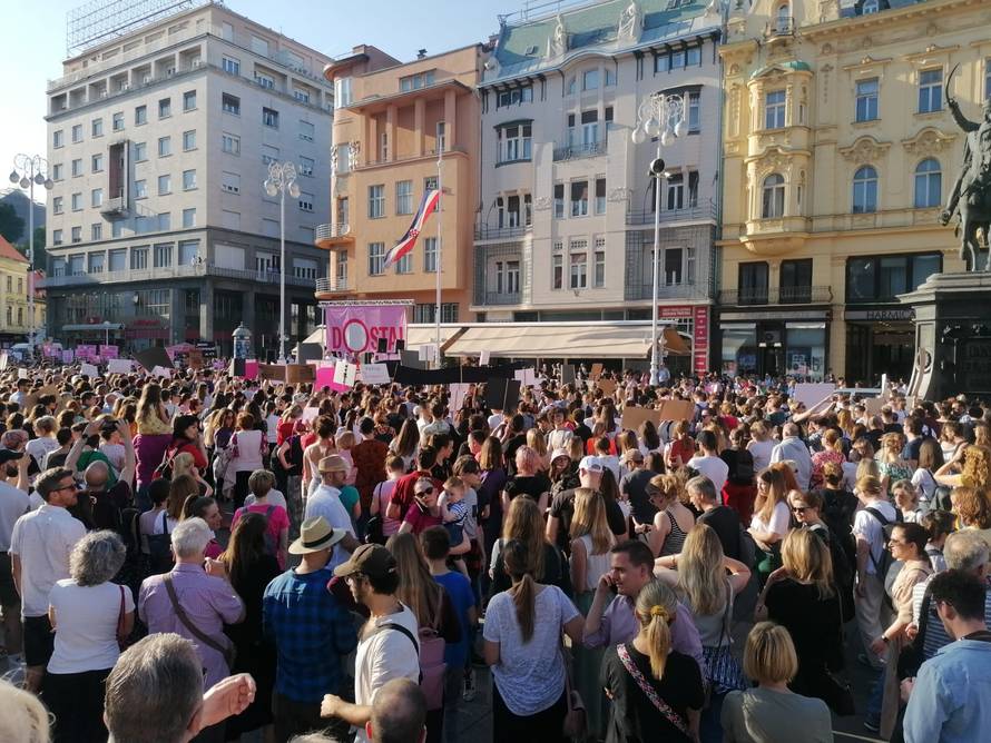 Gotov prosvjed: Građani diljem Hrvatske pružili podršku Mireli