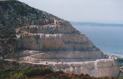 Pijani čuvar kamenoloma razbio glavu od beton