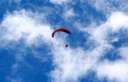 Htio slikati paraglajdere pa pao s hrasta i slomio ključnu kost