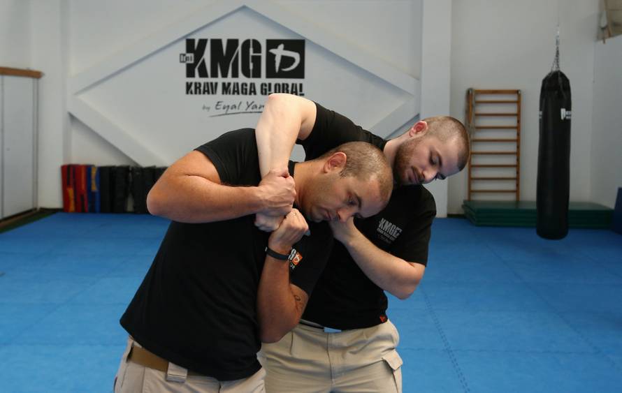 Naučite se spasiti od napada palicom, nožem i pištoljem!