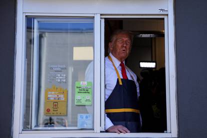 FOTO: Trump poslužuje u McDonald'su. Ruga se Harris