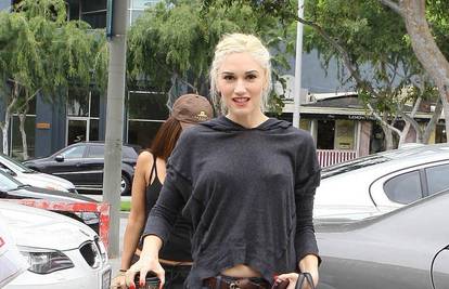 Gwen Stefani bez grudnjaka u šetnji s modernim mobitelom 