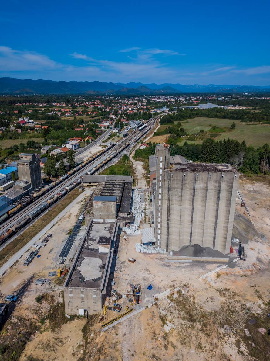 Fotografije iz zraka ilegalnog odlagališta otpada u Gospiću
