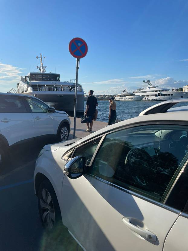 Drže se za ruke, maze se, plove. Pogledajte prizore zbog kojih svi pričaju o Maji Šuput i Šimi