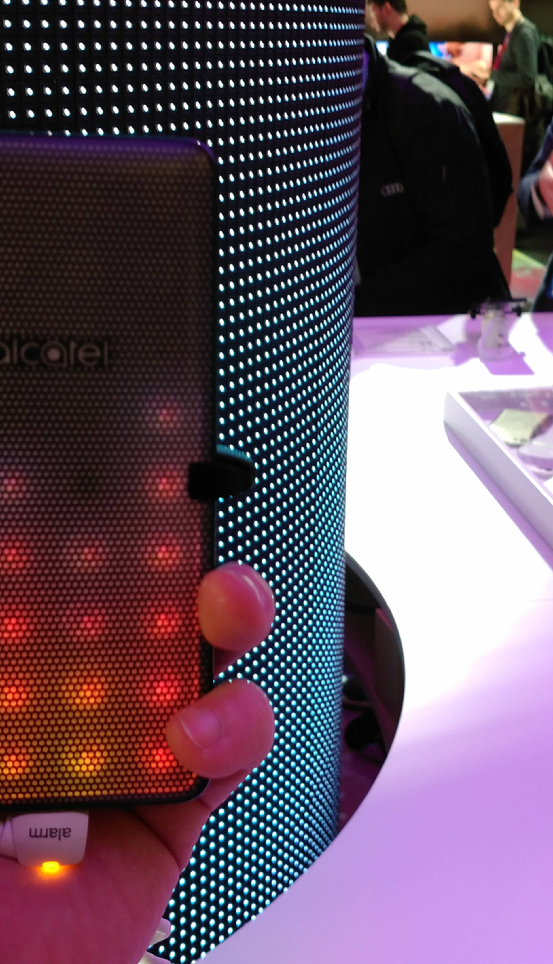 Disko telefon: Alcatel A5 LED u džep vam stavlja light-show