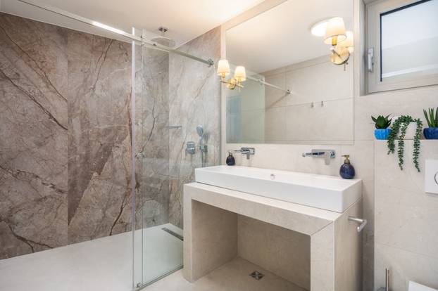 Bazen, sauna, teretana i dvije plaže na 'par koraka' - evo što sve nudi raskošna vila u Omišu