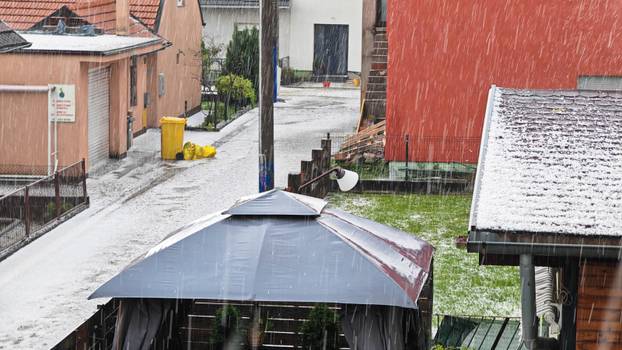 FOTO Ludo vrijeme u Hrvatskoj: Na sjeveru oluja s tučom, jug se kupa, osvanula  je i duga...